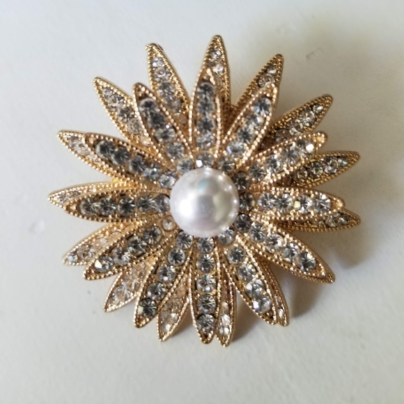 ๐ JEWELLERY 2/$25๐ Vintage Starburst/Flower Brooch - Picture 1 of 2